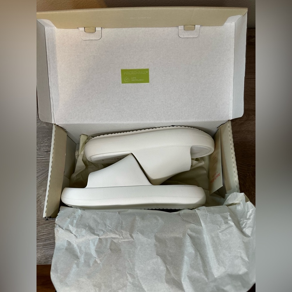 Beach Slides, J Slides, white, women’s size 8, brand new with tags & box, size 8
